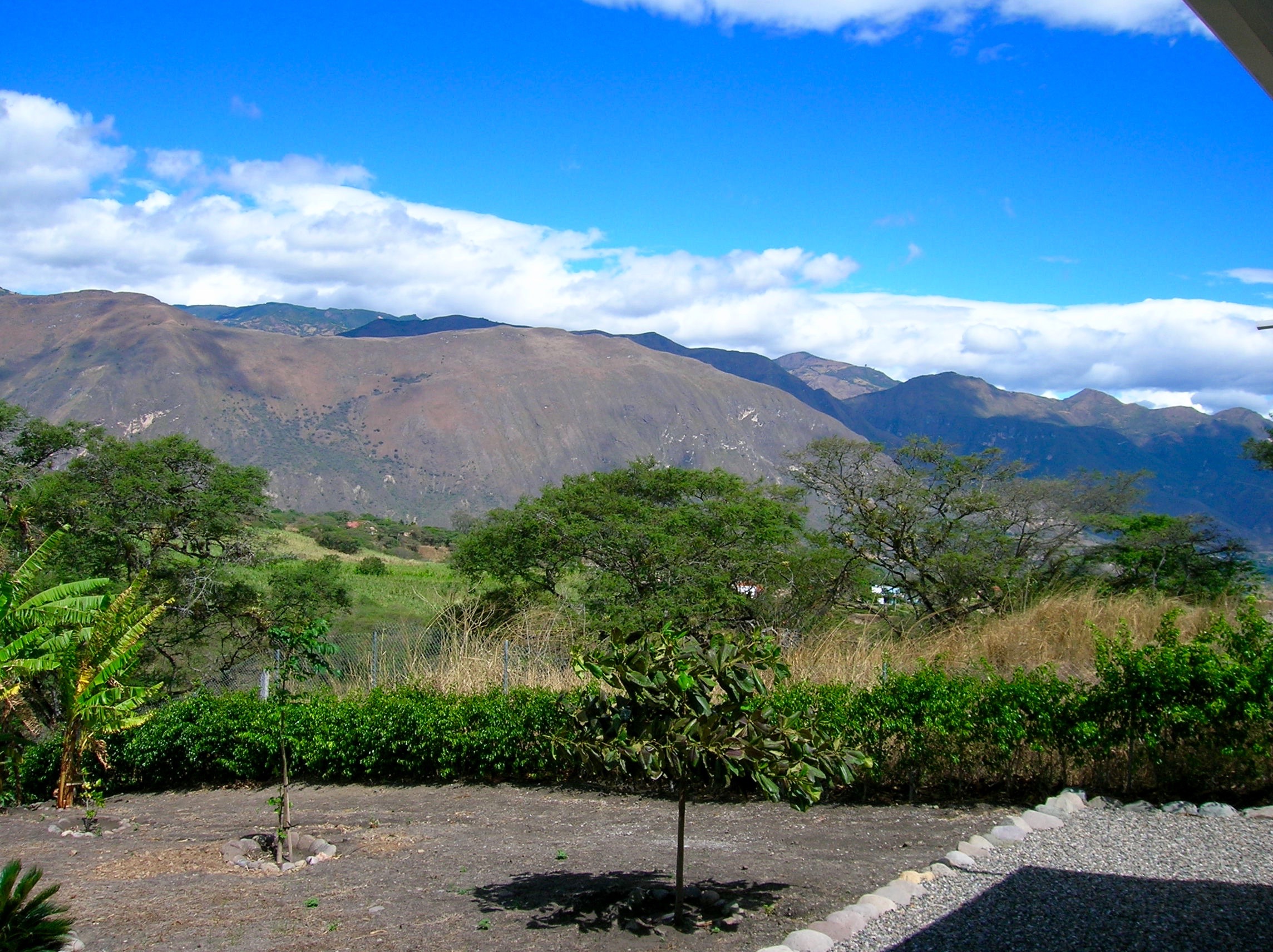 House for sale in Yunguilla Valley Live the Life